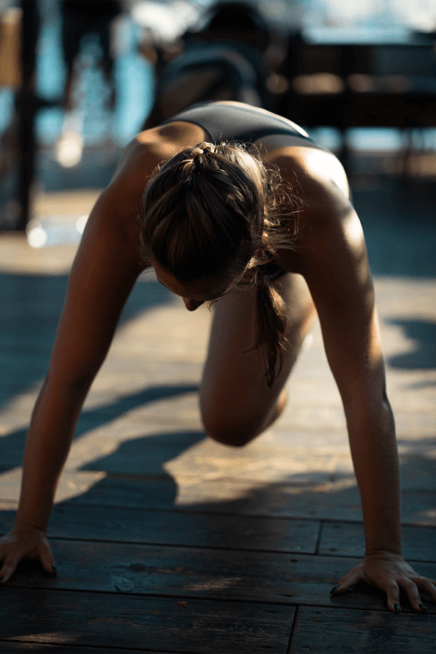 Woman plank with knee raises